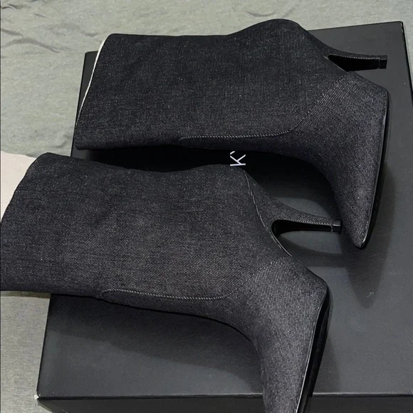 Kendall + Kylie Calie Black denim Fabric